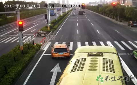 女司机闯红灯被赞 开车时怎样避让大货车