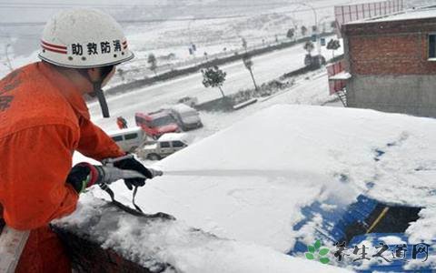 积雪压塌泳池顶棚 屋顶积雪如何清理