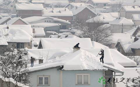 积雪压塌泳池顶棚 屋顶积雪如何清理