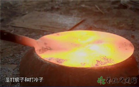 舌尖3种草一口锅 用铁锅炒菜能补铁吗