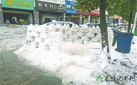 武汉街头冰雪城堡 下雪天怎么保暖