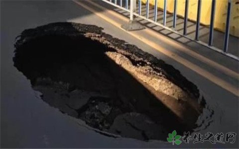 路面现5米深窟窿 在道路上行走注意什么