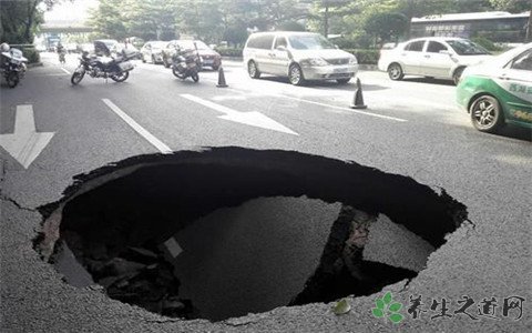 路面现5米深窟窿 在道路上行走注意什么