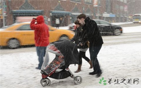 停车场现雪馒头 雪天出行安全注意事项