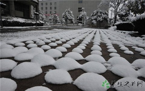 停车场现雪馒头 雪天出行安全注意事项