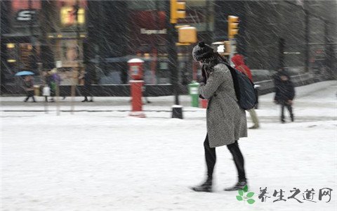 停车场现雪馒头 雪天出行安全注意事项