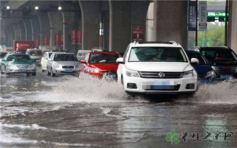 四川乐山暴雨 下暴雨开车出行注意事项