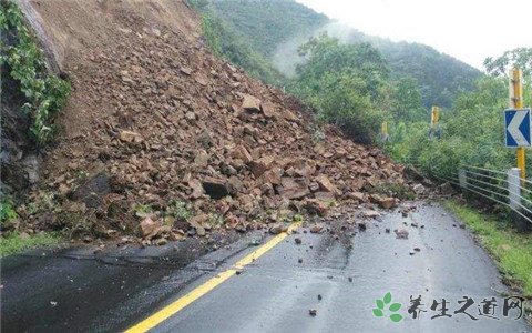 北京山区公路塌方 雨天行驶要注意什么