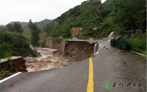 北京山区公路塌方 雨天行驶要注意什么