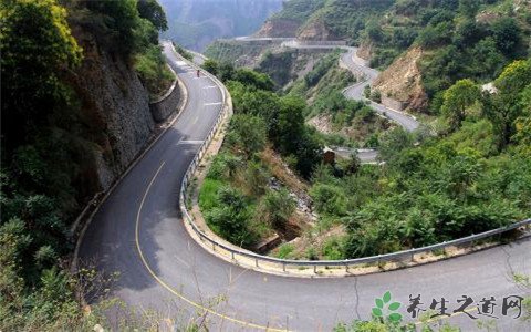 北京山区公路塌方 雨天行驶要注意什么