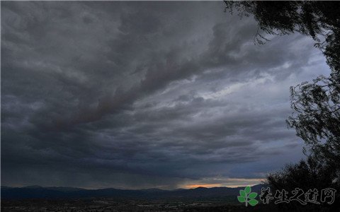 大连暴雨红色预警 暴雨天气行车注意事项