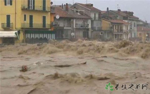 意大利罕见强降雨 遇到洪水来不及撤离怎么办