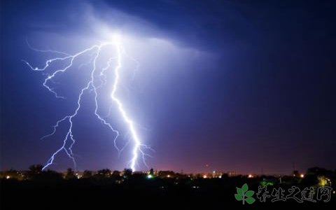 欣赏闪电被劈中 雷雨天气如何防雷