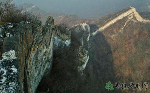 驴友爬野长城踩空 爬山的误区有哪些