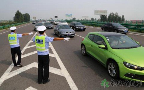 女司机逆行拖交警 驾驶车辆时要注意什么