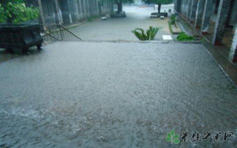 四川绵阳发生洪水 遇到暴雨时该怎么办