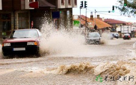 四川绵阳发生洪水 遇到暴雨时该怎么办