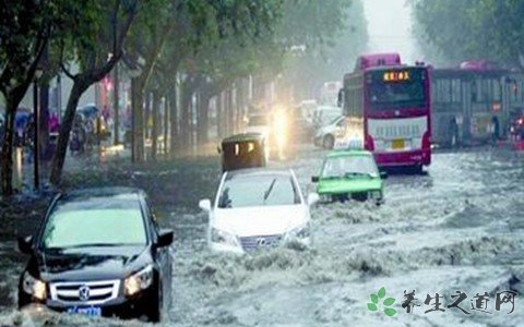 四川绵阳发生洪水 遇到暴雨时该怎么办