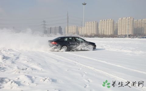 满载二锅头撞货车 下雪天开车注意事项