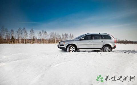 满载二锅头撞货车 下雪天开车注意事项