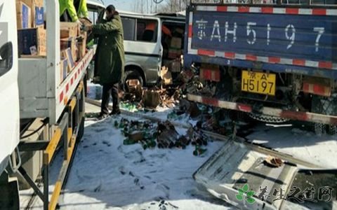 满载二锅头撞货车 下雪天开车注意事项