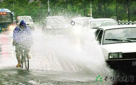 外卖员为婴儿遮雨 雨天出行要注意什么