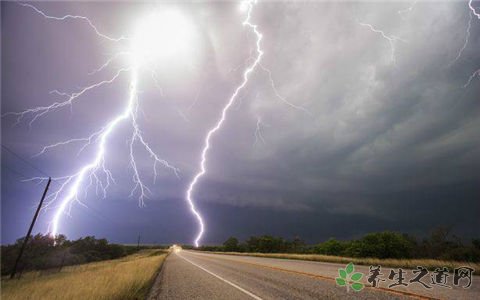 成都机场遭遇雷暴 户外遭遇雷暴天气怎么办