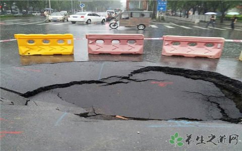 人行道路面塌陷 遇到地陷该怎么做