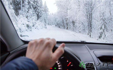 玉树发生雪灾 雨雪天气行车注意事项