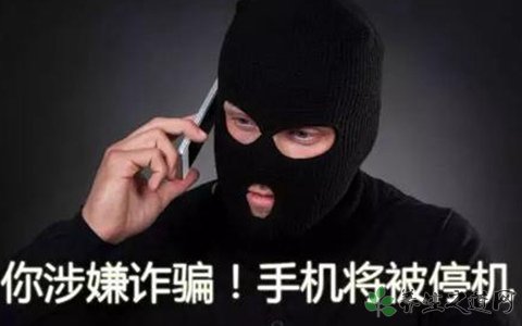 小伙狂敲ATM机门 如何提高防骗意识