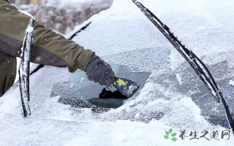 河南安阳五车相撞 冬季路滑如何开车