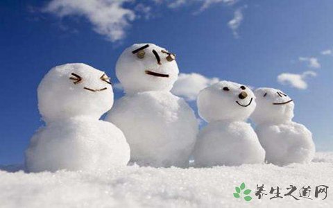 成都的雪人卖15块 下雪要注意什么